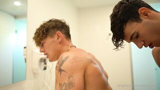 Melvin and Alann fuck in the shower